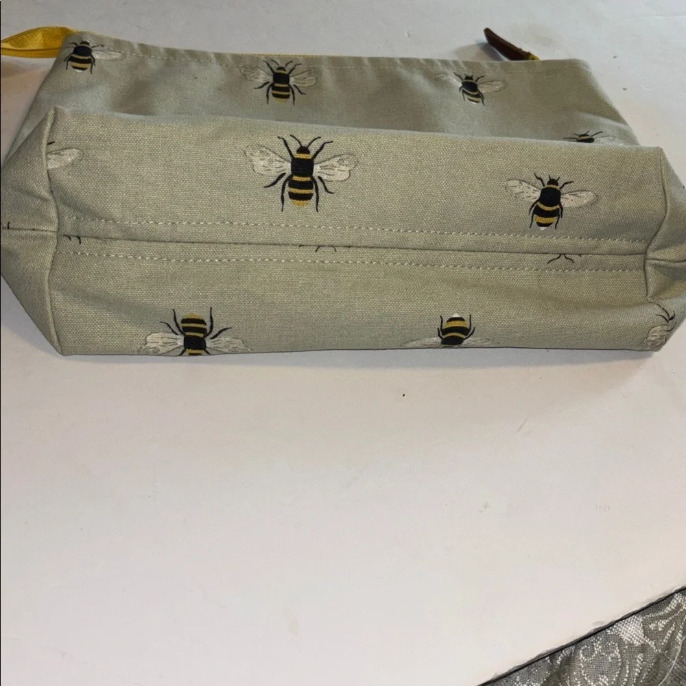 SOPHIA ALLPORT..LIGHT GREEN BUMBLE BEE CLUTCH/COSMETICS BAG/ANYTHING BAG